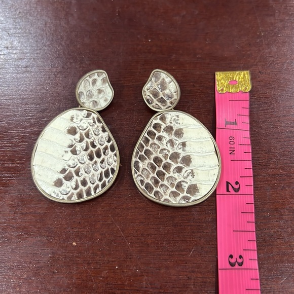 Snake pattern gold dangle statement earrings - Picture 2 of 3
